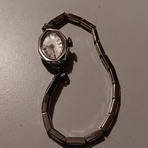 Elegant Silver Women's Watch Windup